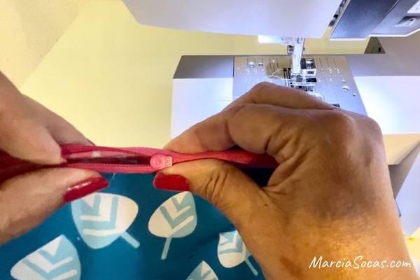 how to hold zipper when working on pencil case sewing project