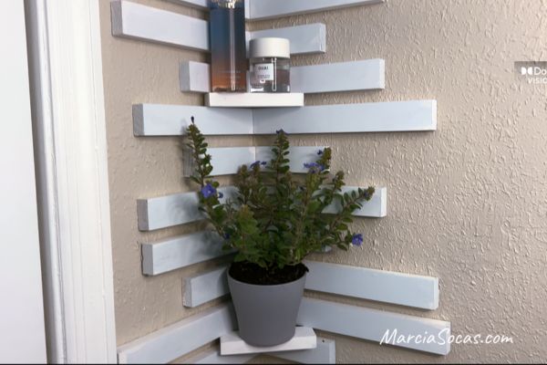 corner trim with decorated shelves